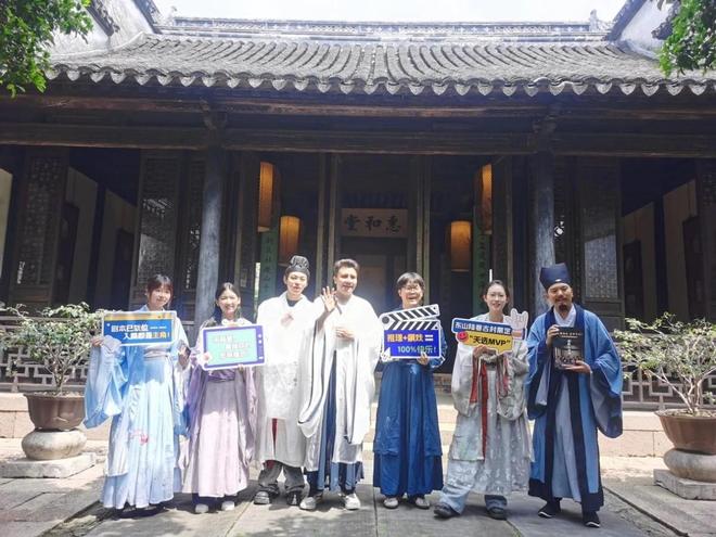 太燃！白天逛摊听民谣入夜追萤火蹦迪澳门新