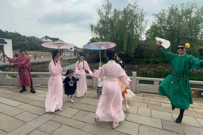太燃！白天逛摊听民谣入夜追萤火蹦迪澳门新葡京网站“五一”苏州太湖东山(图5)